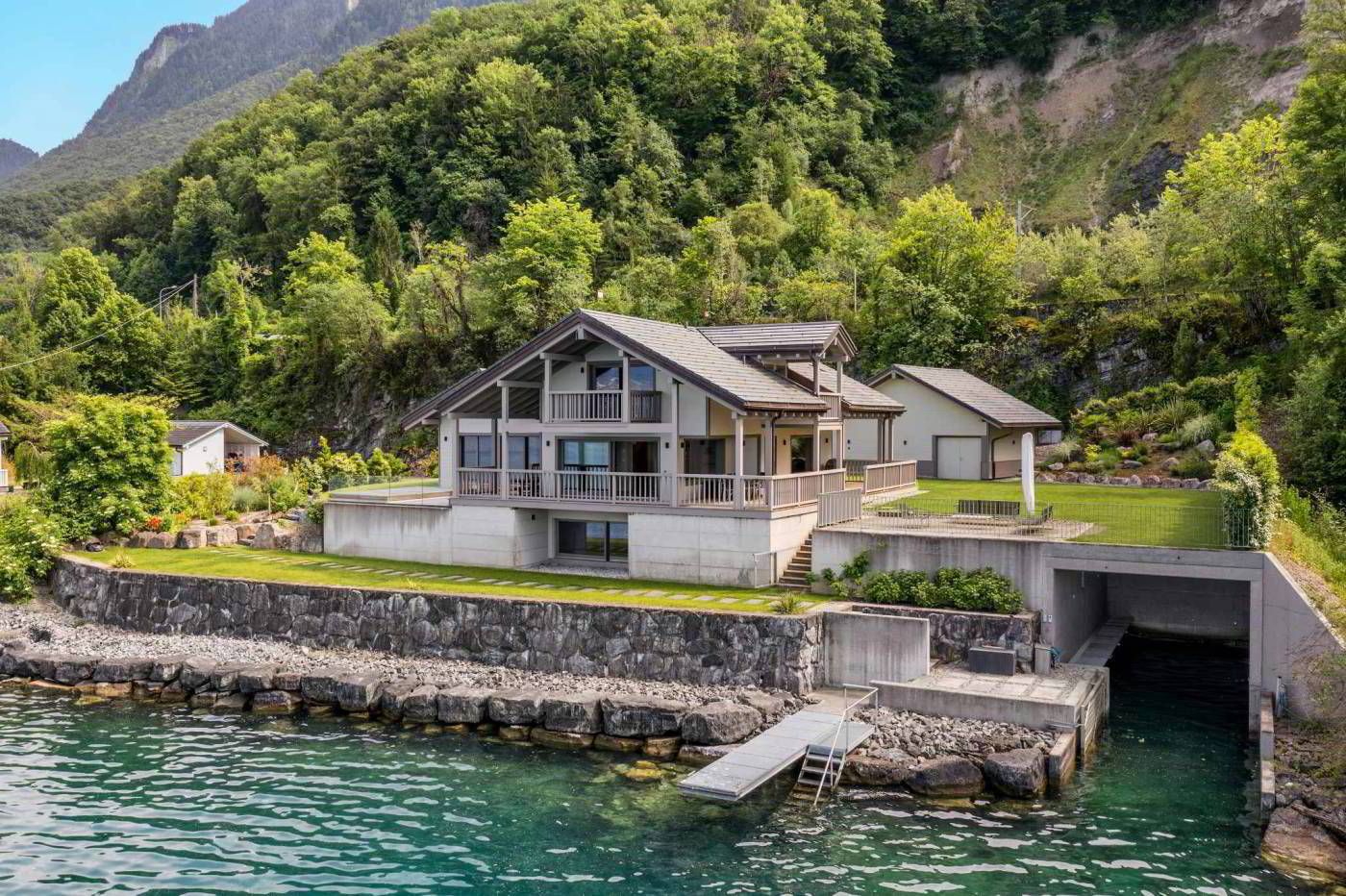 Rare maison de 6.5 pièces pieds dans l'eau à vendre à St-Gingolph