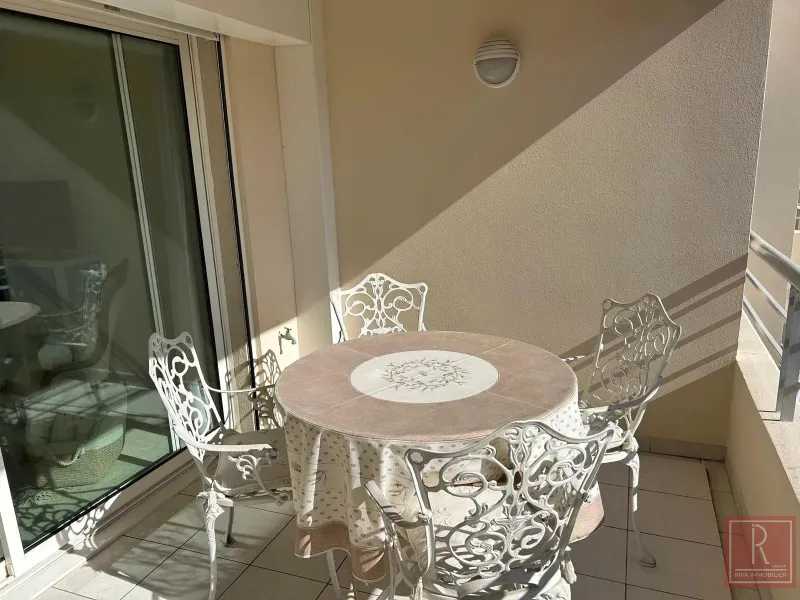 À LOUER À L’ANNÉE – GRAND 2 PIÈCES AVEC PISCINE – RÉSIDENCE GOLDEN GATE - Photo 3