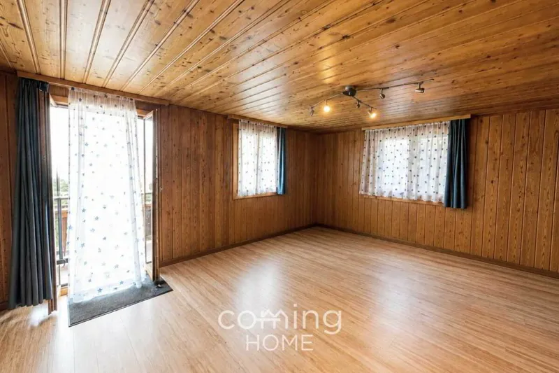 Charmantes Bergdomizil: Sonnige 4.5-Zimmer-Wohnung mit 2 Balkonen in Eischoll - Photo 2