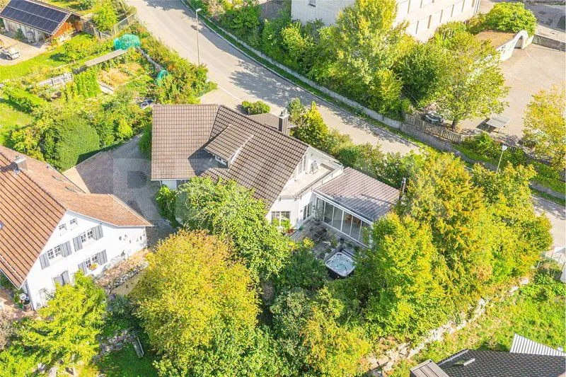 Freistehendes Einfamilienhaus mit Weitsicht, Wintergarten & Wohlfühlambiente - Photo 2
