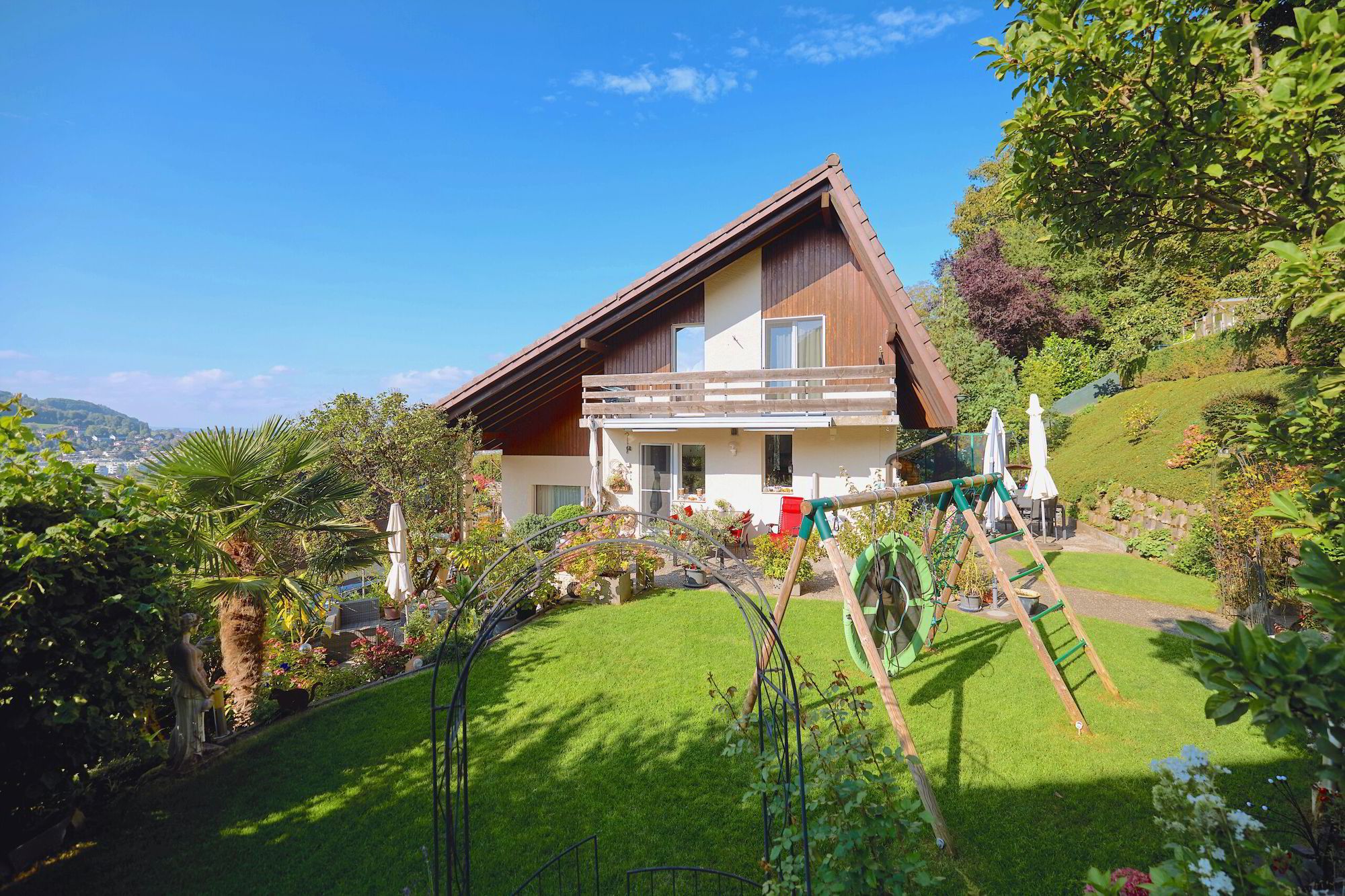 EINFAMILIENHAUS MIT GARTEN UND SICHT RICHTUNG JURA