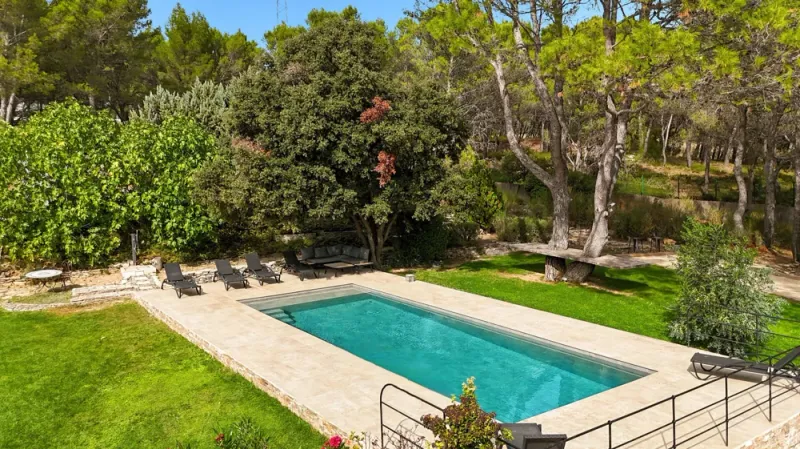 Secteur campagne propriété d'env. 300 m² sur parc arboré d'un hectare avec aménagement piscine - Photo 2