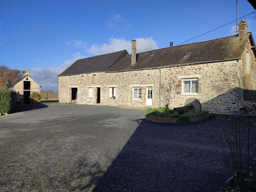 ANCIEN CORPS DE FERME AVEC 11 HECTARES  DE TERRAIN