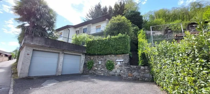 Grosses u. privates EFH mit Lift mit Grottino, Zweitwohnsitz! Ampia e prestigiosa casa unifamiliare privata con ascensore, grottino e possibilità di residenza secondaria. - Photo 2