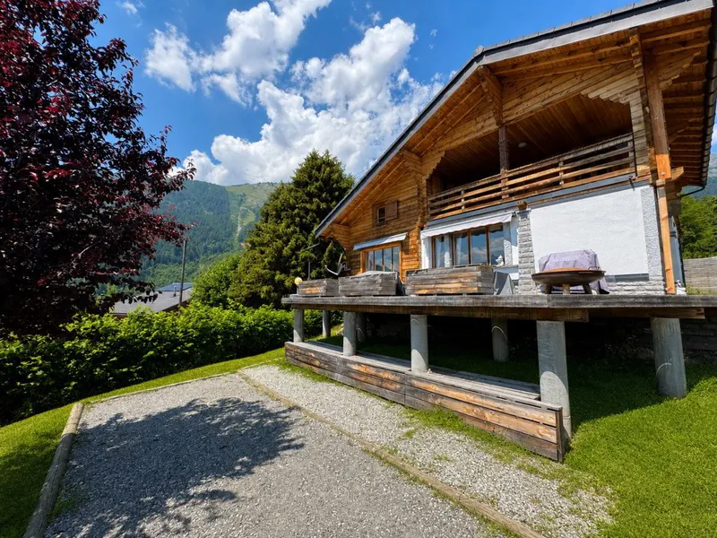 MAGNIFIQUE CHALET RÉNOVÉ – RÉSIDENCE SECONDAIRE & VENTE AUX ÉTRANGERS AUTORISÉES - Photo 3