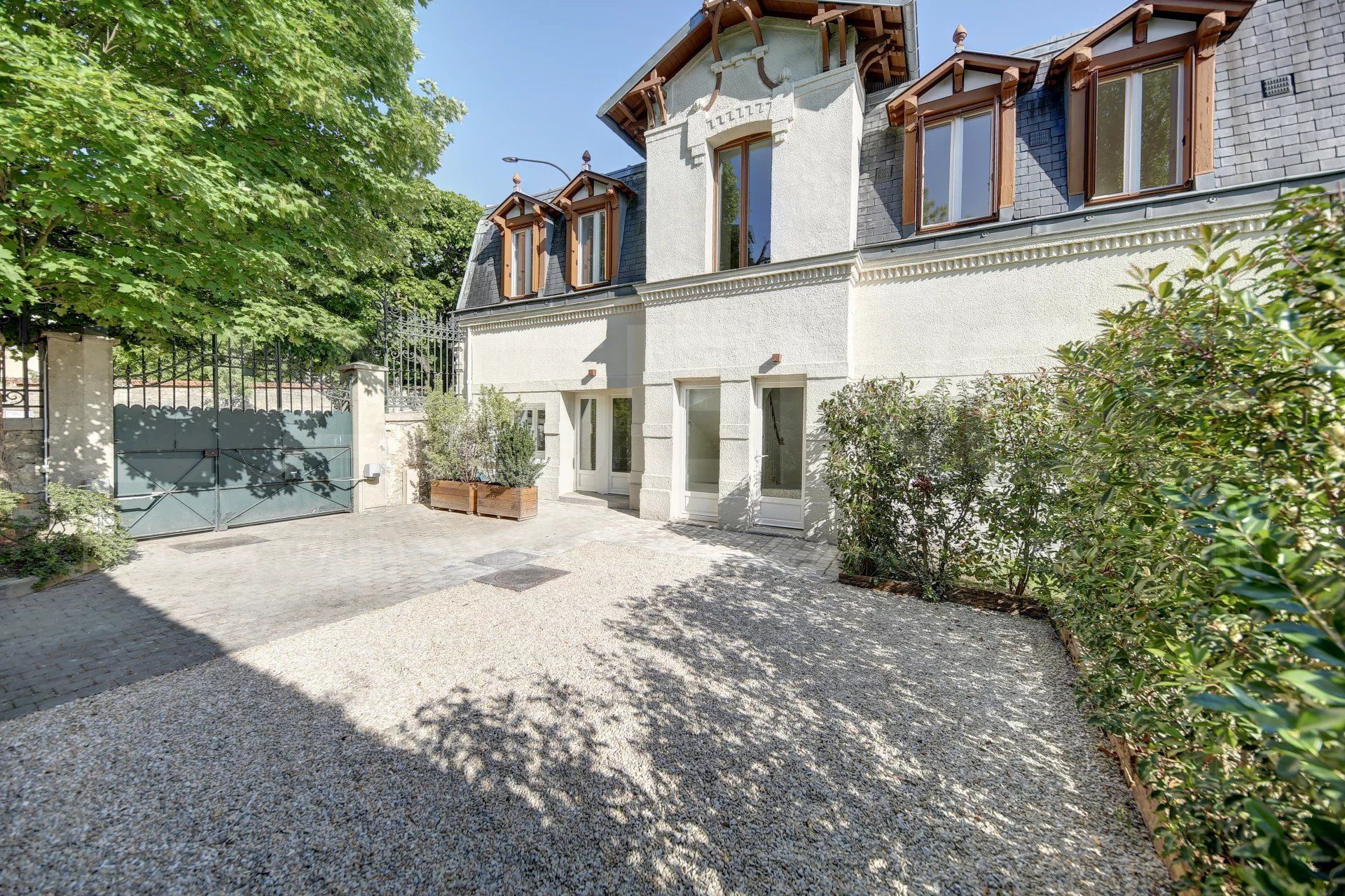 MAISON DE CHARME A PROXIMITE IMMEDIATE DU RER A / CHATEAU