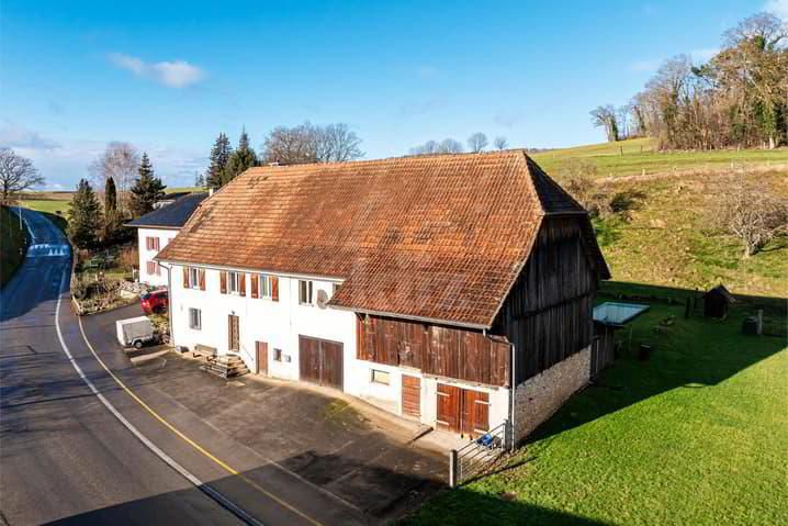 Beautiful, partly renovated Jura farmhouse