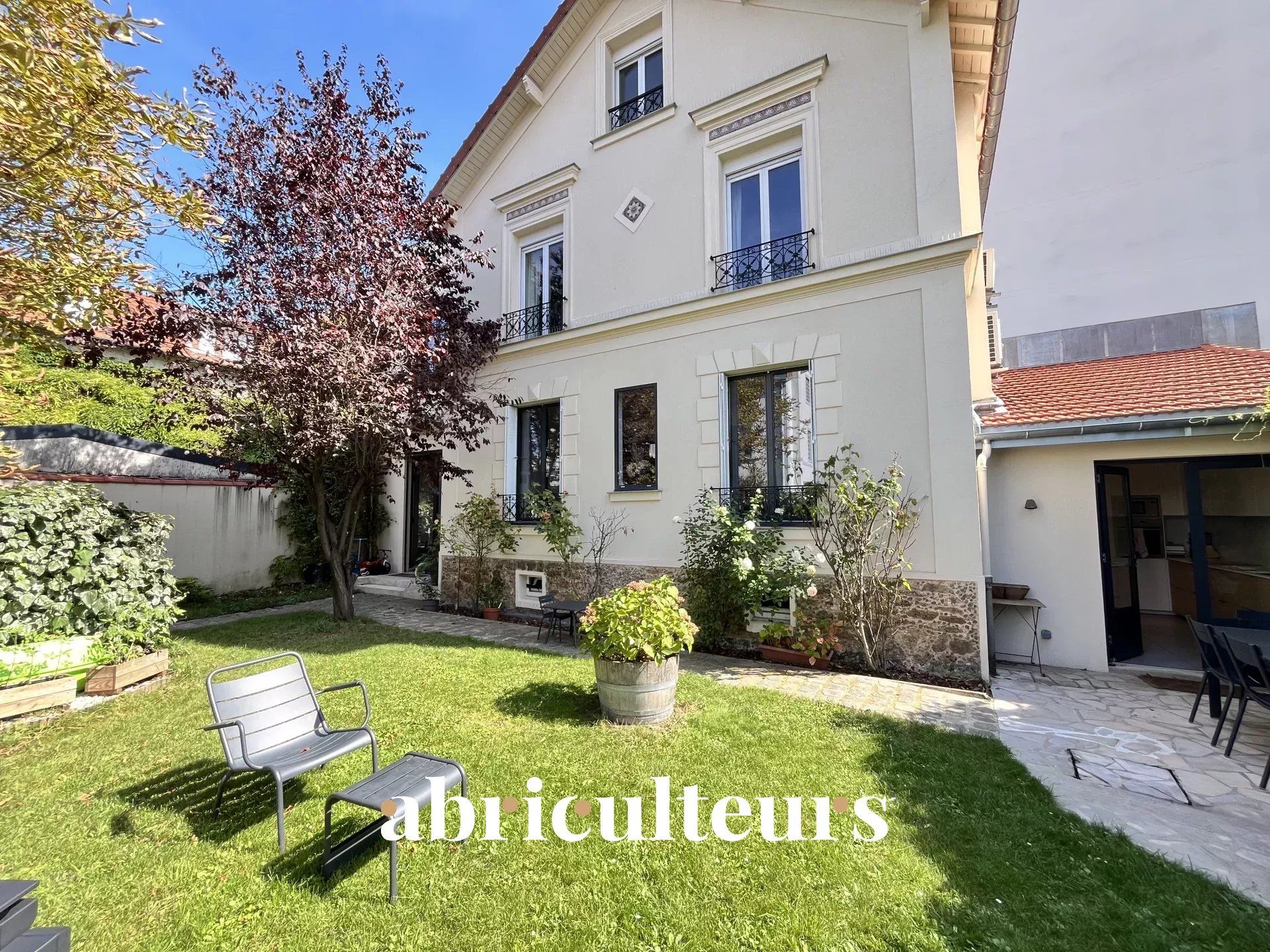 Maison entièrement rénovée – 5 chambres - Jardin  en plein cœur de Courbevoie.