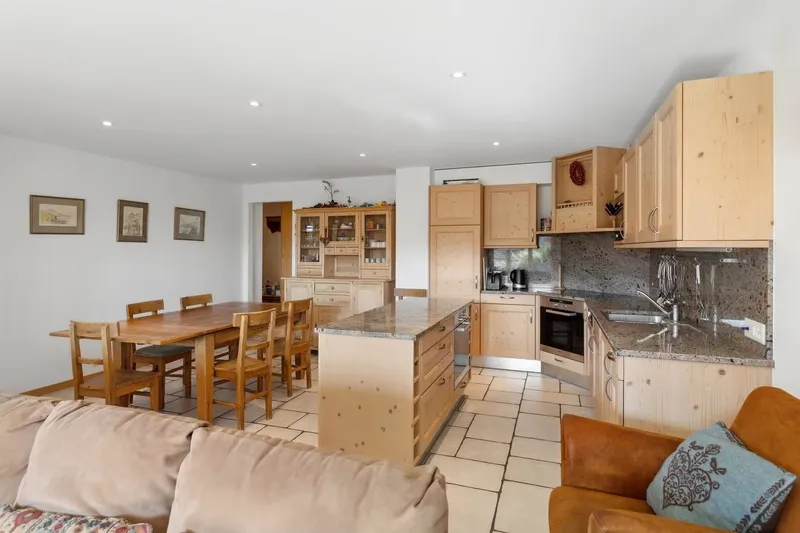Prachtvolle 5.5-Zimmer-Wohnung – Chalet-Atmosphäre im Herzen der Alpen - Photo 3