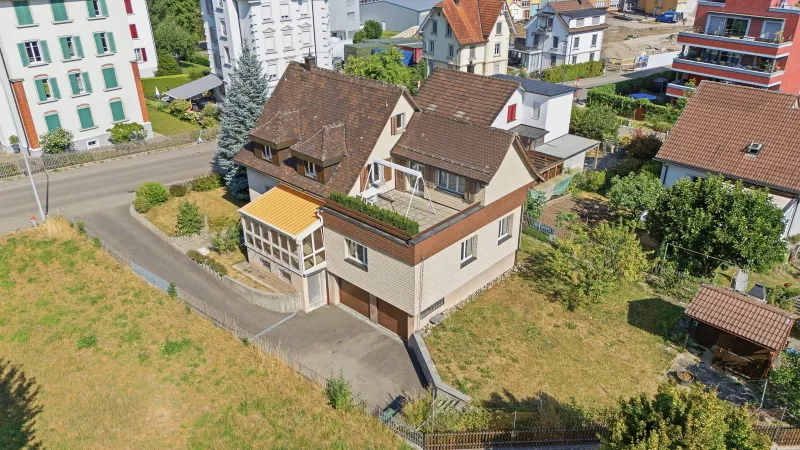 TWO-FAMILY HOME IN USTER WITH A VIEW OF THE GREEN SURROUNDINGS AND LOTS OF POTENTIAL - Photo 2