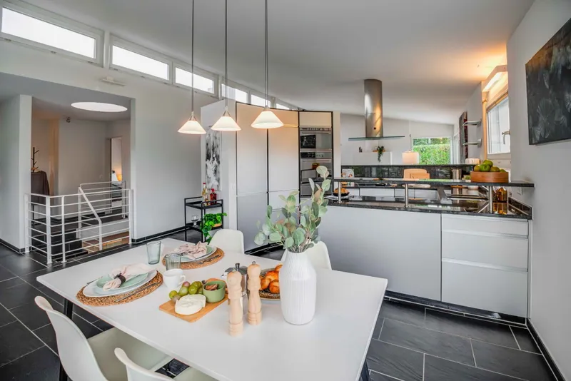 OVERVIEWING GREEN SPACES — ELEGANT 6.5-ROOM SINGLE-FAMILY HOME - Photo 4