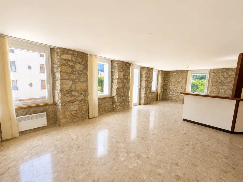 Spacieux appartement de 4,5 pièces avec terrasse et ascenseur au centre de Fleurier - Photo 4