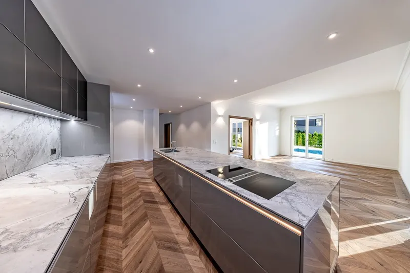 EXKLUSIVES WOHNJUWEL MIT STIL, ELEGANZ UND POOL - Photo 2