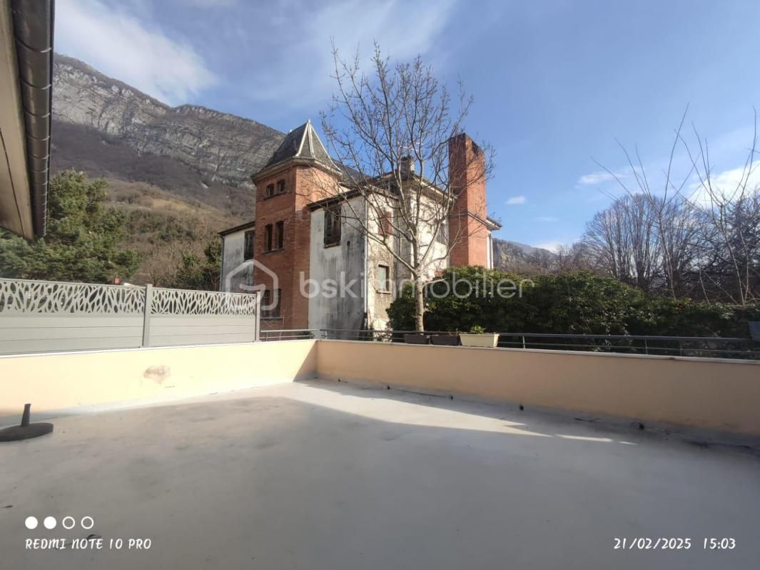 Charmante maison de village sur 3 niveaux avec terrasse, grand garage et vue montagne