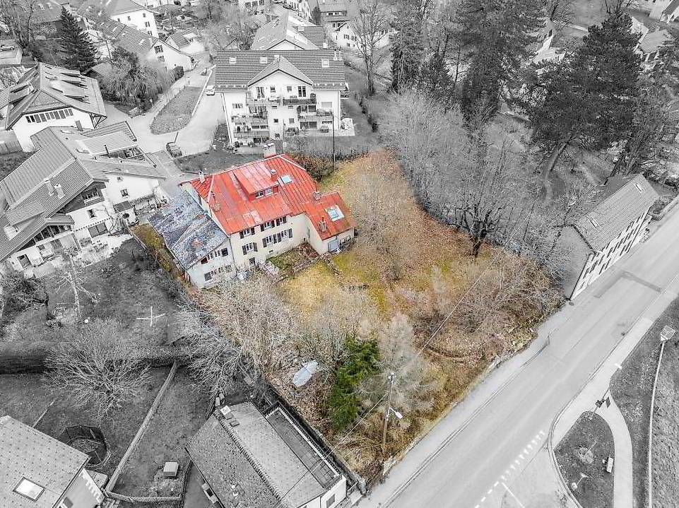 Grande maison à fort potentiel au centre du village