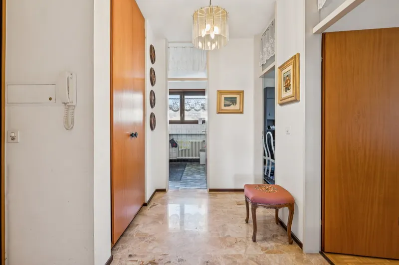 CENTRAL LIVING WITH VIEWS OF MONTE BRÈ - Photo 4