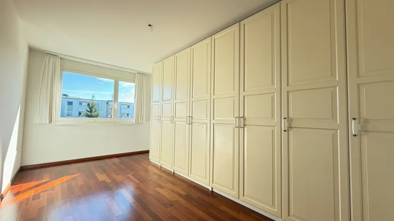 Grosszügige 5.5-Zimmer-Wohnung mit Balkon & Tiefgarage - Photo 4