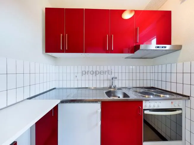 Heller Wohnbereich, gemütlicher Balkon und separates Küchenkonzept - Photo 2