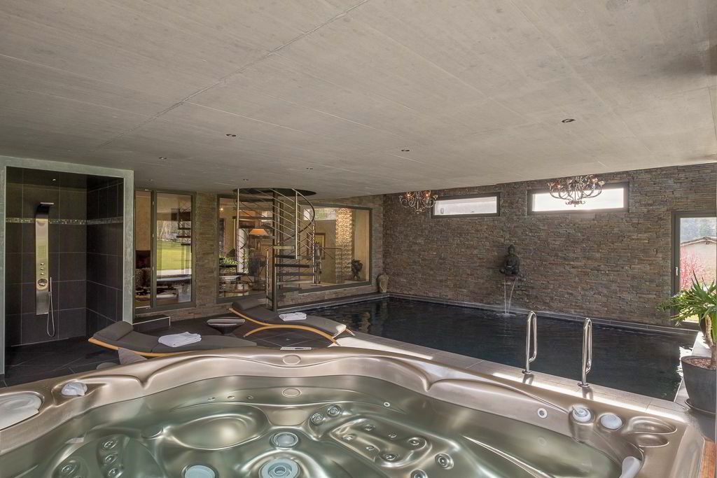 Luxueuse villa de 12 pièces avec piscine d'intérieur et confort de vie