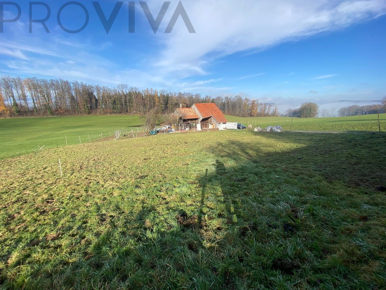 Eine Farm mit grossem Grundstück und Pferdeställen