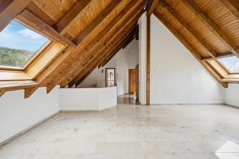 Charmante 3½-Zimmer-Dachwohnung mit Cheminée und Balkon in Arlesheim - Photo 5