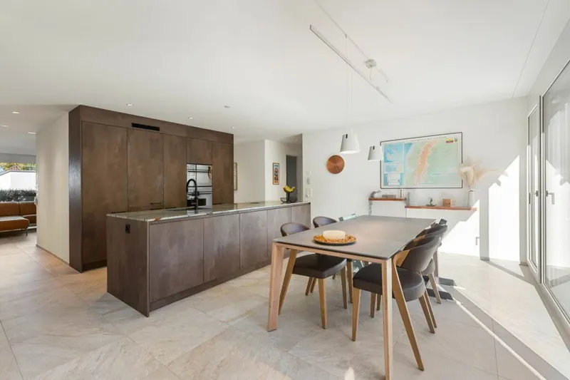 Modernes Wohnen mit Weitsicht - neuwertige 5.5-Zimmer-Gartenwohnung - Photo 3