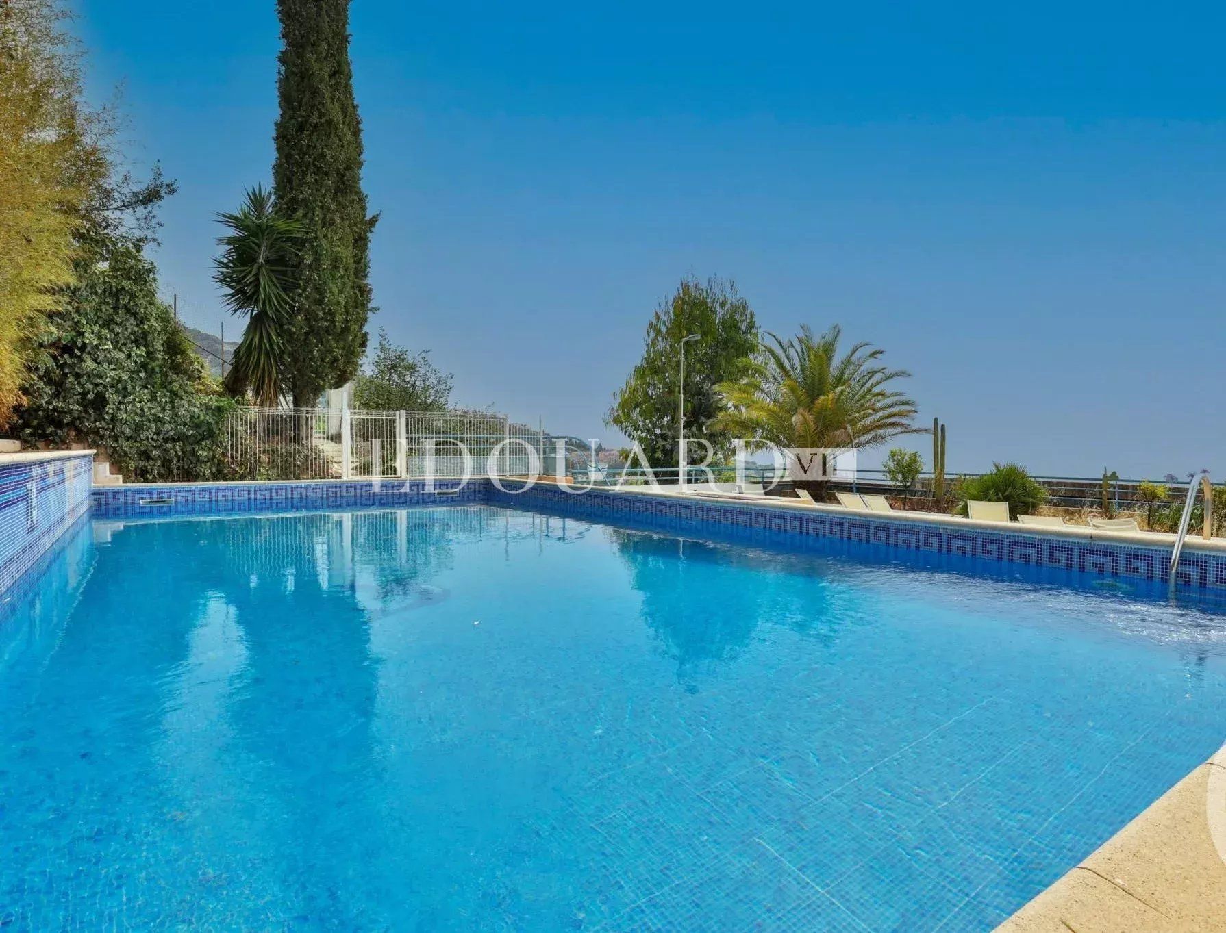 Trois pièces en parfait état avec spectaculaire terrasse, magnifique vue mer panoramique et garage