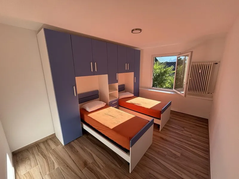 Elegante, renovierte 4-Zimmer-Wohnung in einer Doppelhaushälfte / 4-Zimmer-Wohnung in einer Doppelhaushälfte - Photo 2