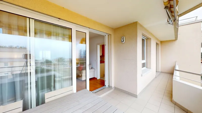 Spacious 2-Bed,2 Bath Apartment with Parking, Balcony and Lake View! - Photo 2