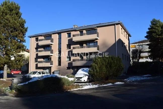 Appartement de 3 pièces rafraîchi au 2ème étage avec balcon