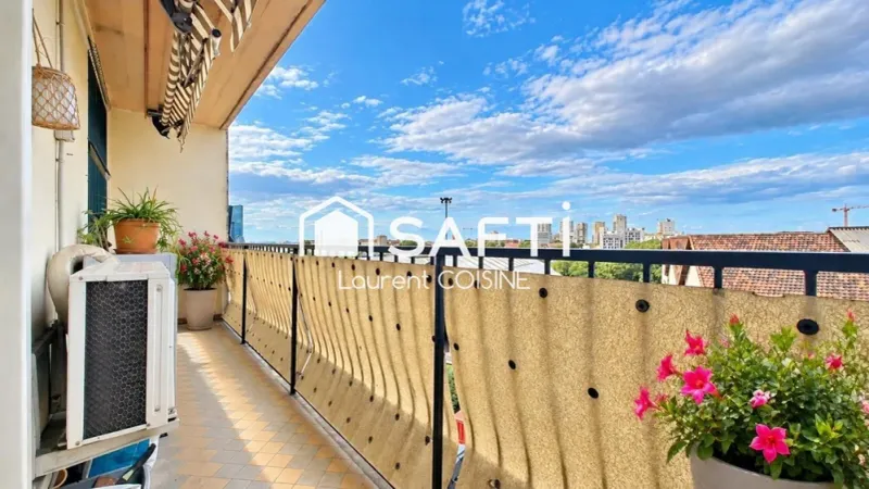 T4 rénové- Traversant, vue dégagée, balcon, étage élevé - Photo 2