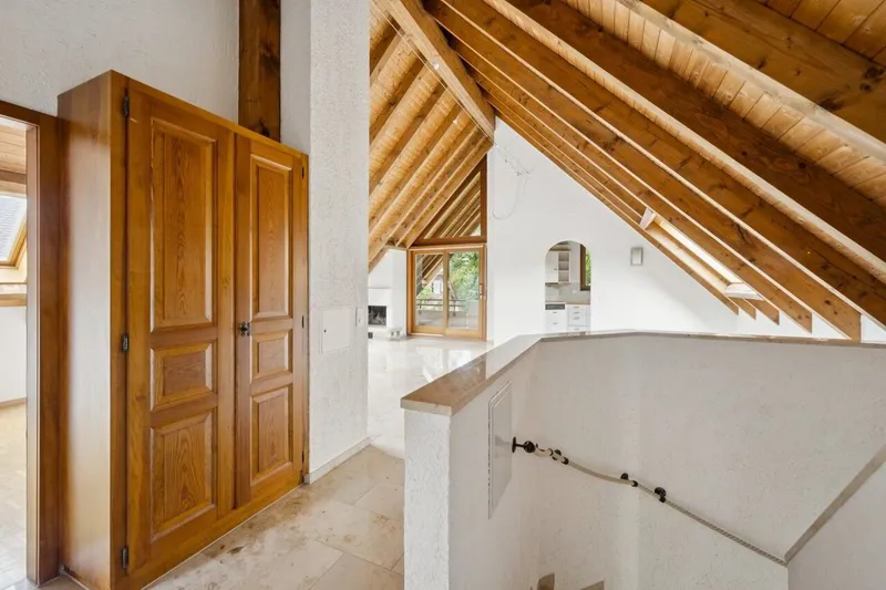 Charmante 3½-Zimmer-Dachwohnung mit Cheminée und Balkon in Arlesheim - Photo 2
