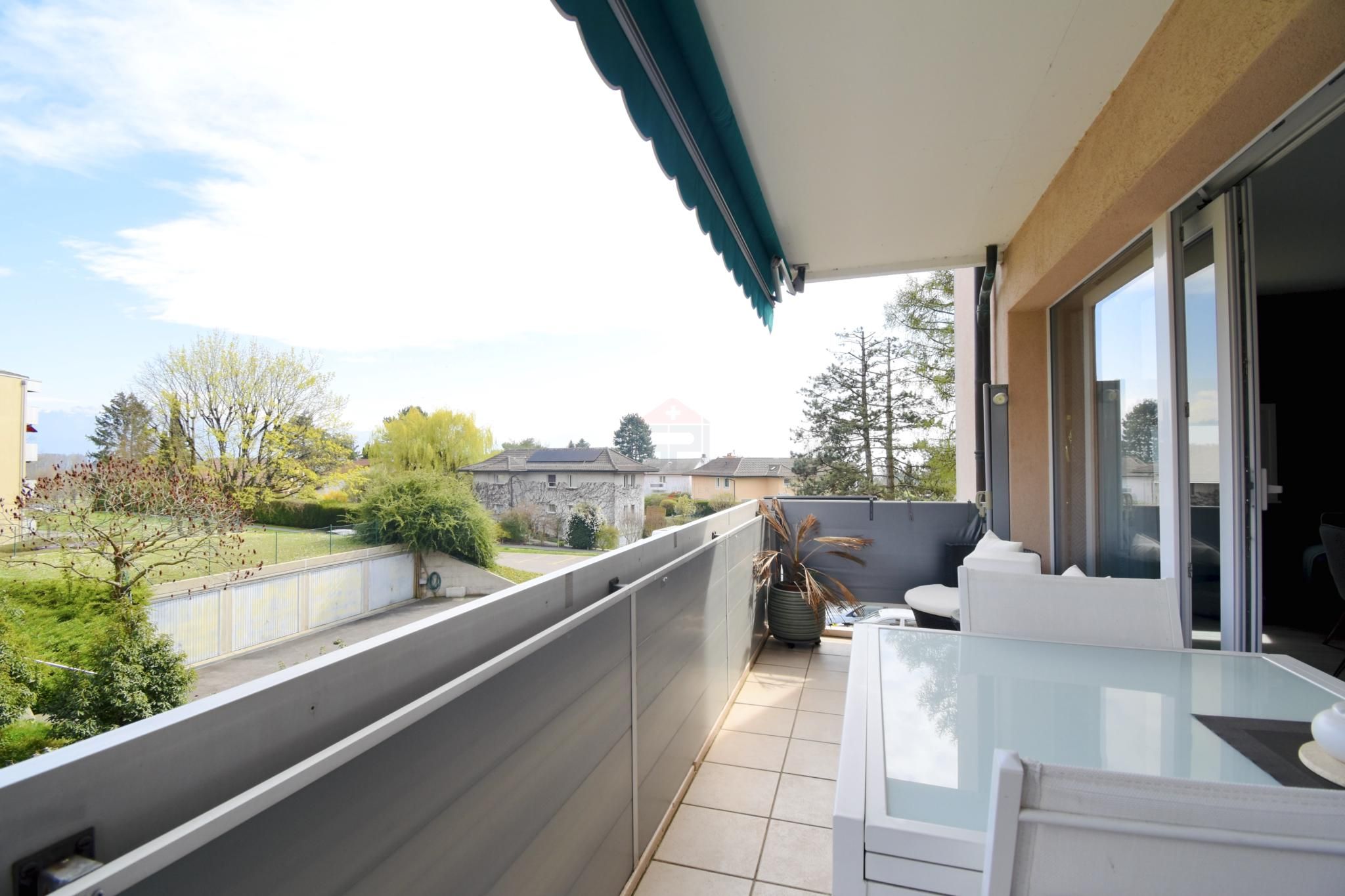 Rénové avec goût : lumineux 3.5 pièces avec balcon et piscine aux portes de Morges