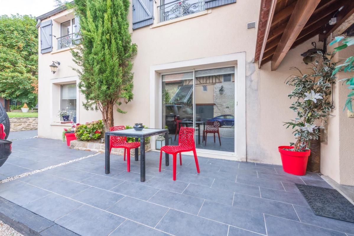 Spacieuse Maison Familiale de 11 Pièces, 280 m² avec Jardin et Piscine à Maule