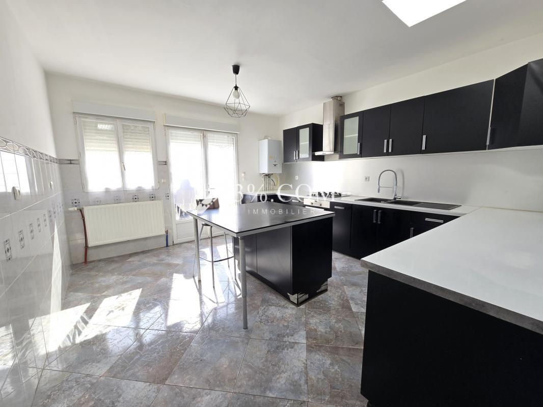 MAISON 1930 de 131 m2 : 2 Chambres, 2 Bureau + Extérieur