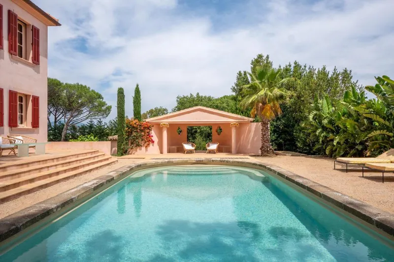 SAINT-TROPEZ – VILLA DE CHARME AVEC PARC PAYSAGER ET PISCINE - Photo 2
