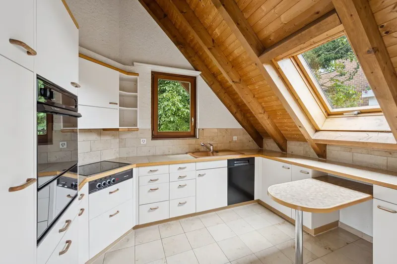Charmante 3½-Zimmer-Dachwohnung mit Cheminée und Balkon in Arlesheim - Photo 3