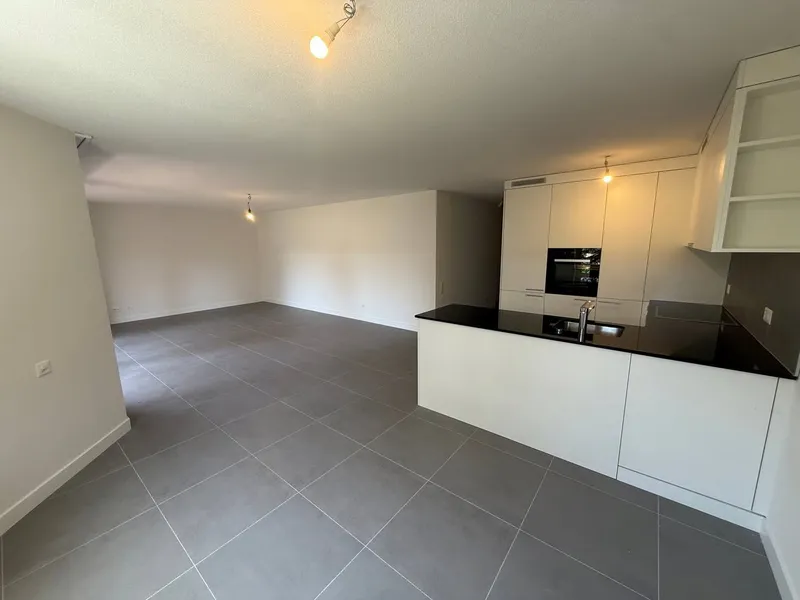 Appartement lumineux de 4.5 pièces avec balcon à Corcelles - Photo 2