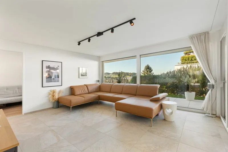 Modernes Wohnen mit Weitsicht - neuwertige 5.5-Zimmer-Gartenwohnung - Photo 4
