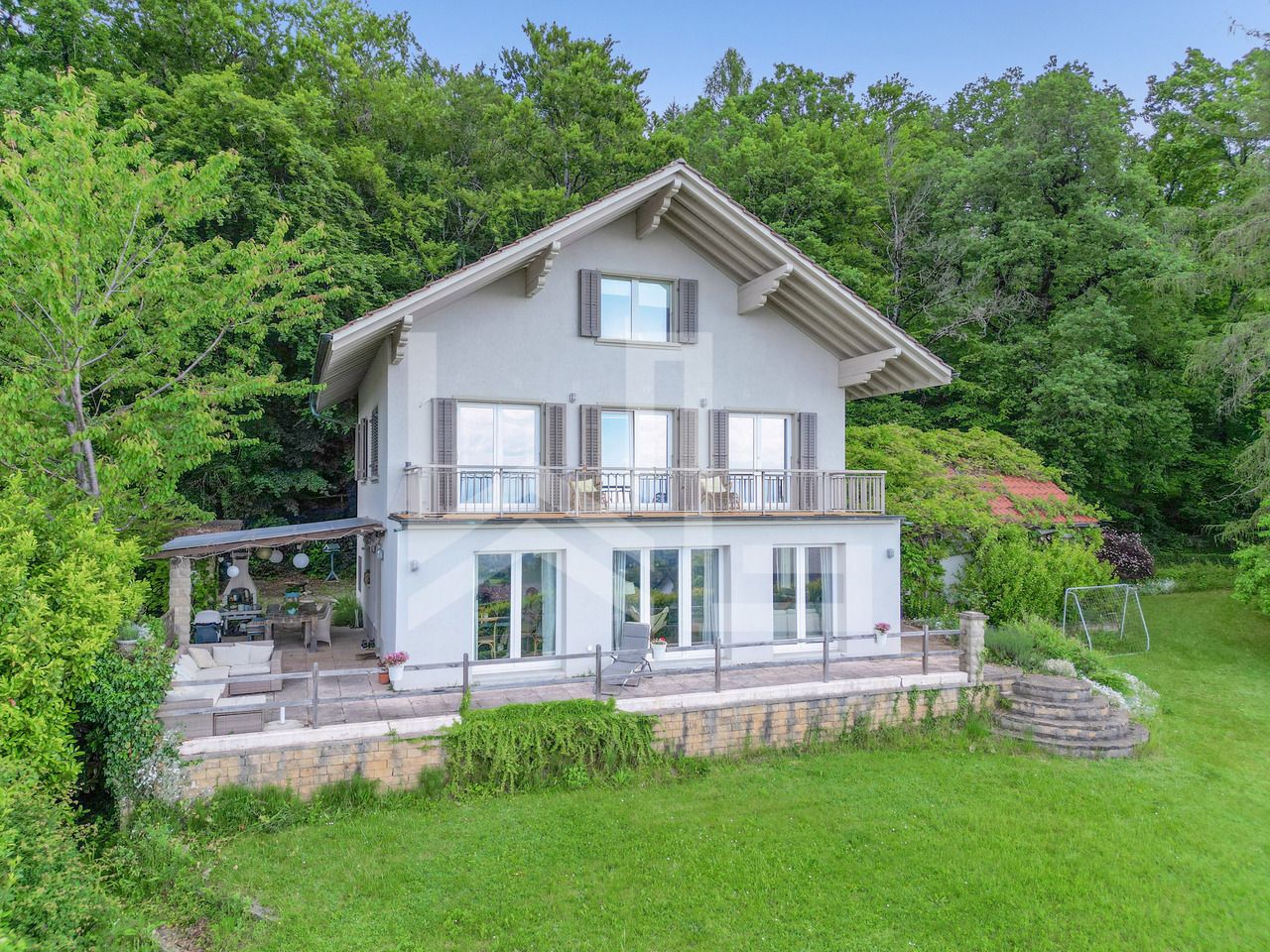 Villa familiale avec vue  lac et proche de la forêt