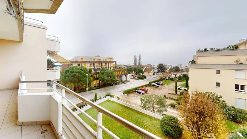 Spacious 2-Bed,2 Bath Apartment with Parking, Balcony and Lake View! - Photo 3