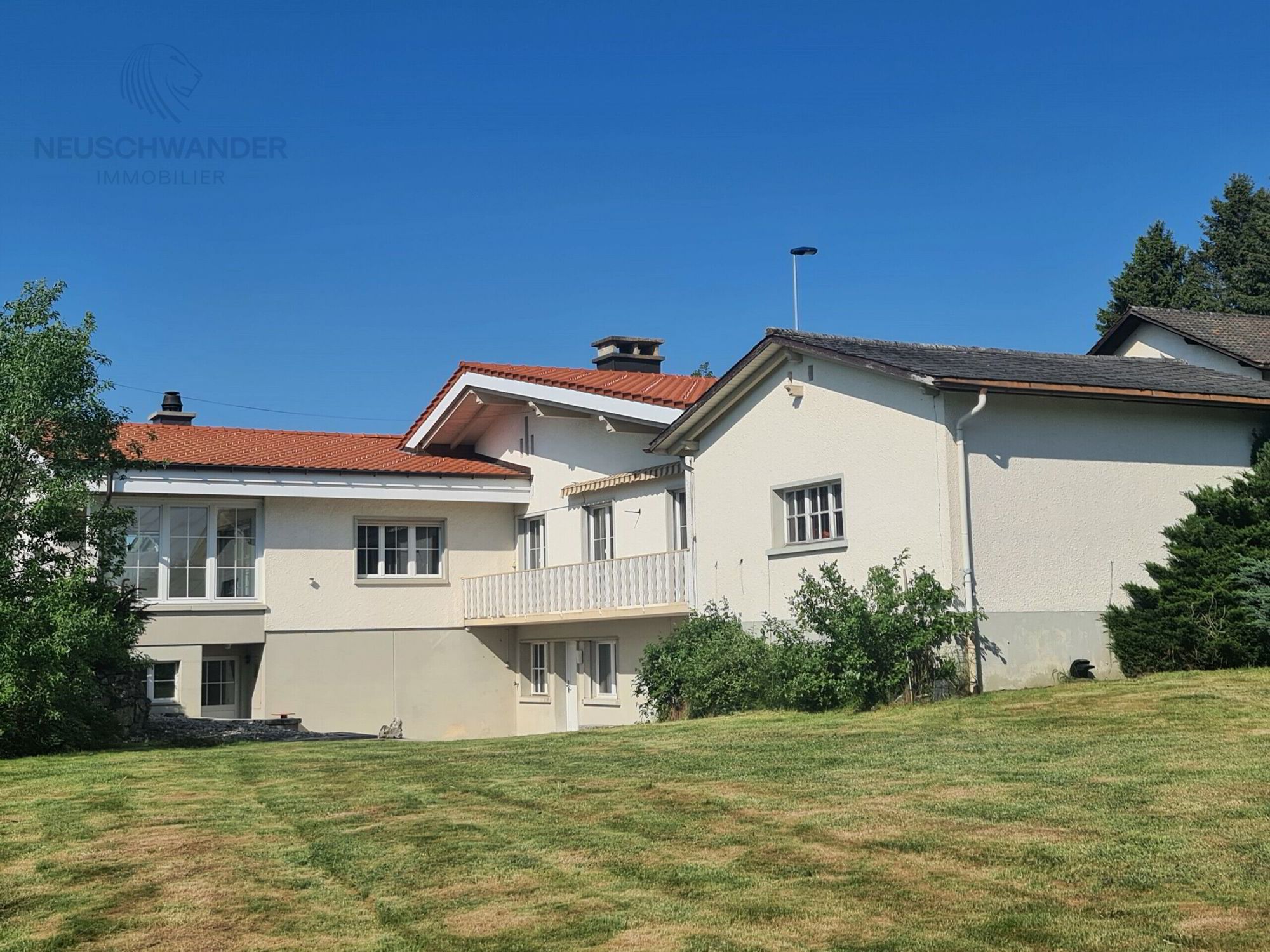 Exceptional living environment with beautiful views and large plot of land