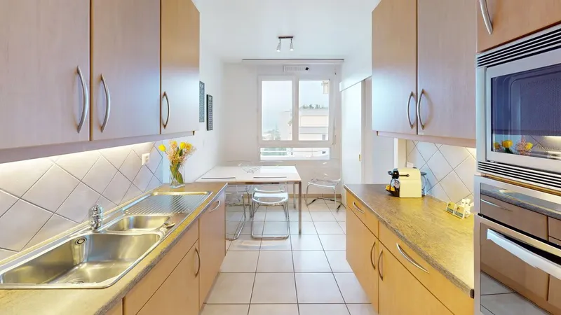 Spacious 2-Bed,2 Bath Apartment with Parking, Balcony and Lake View! - Photo 4