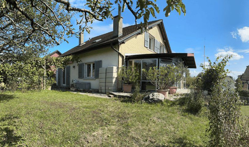 Large detached villa with green garden