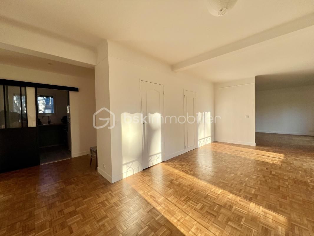 COUP DE COEUR - T5 de 109 m2 avec double séjour, 3 chambres, au 1er étage calme et lumineux