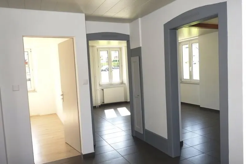 A louer charmant appartement de 3,5 pièces au rez-de-chaussée d'un petit immeuble - Photo 3
