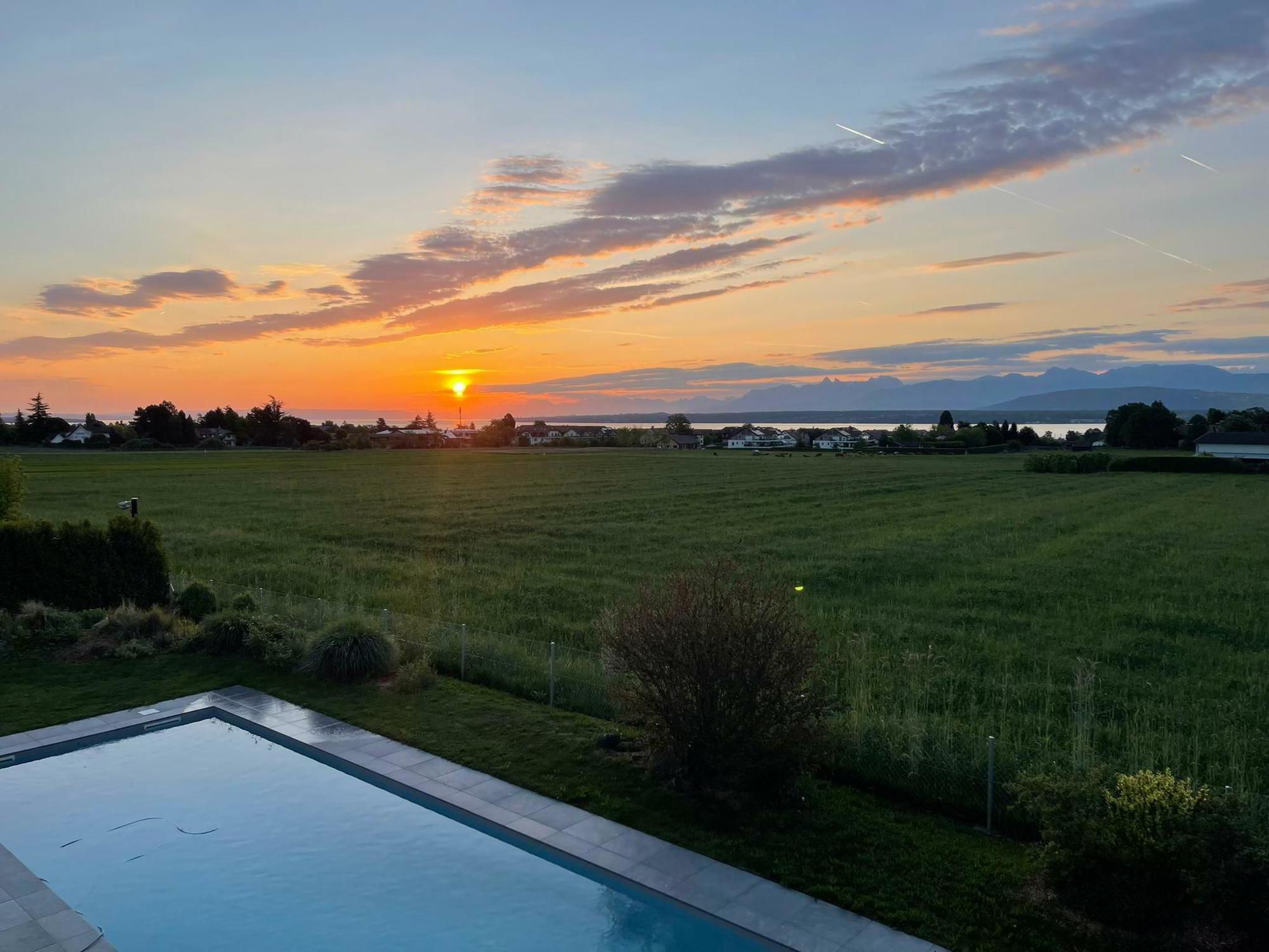 Propriété contemporaine avec vue lac et piscine