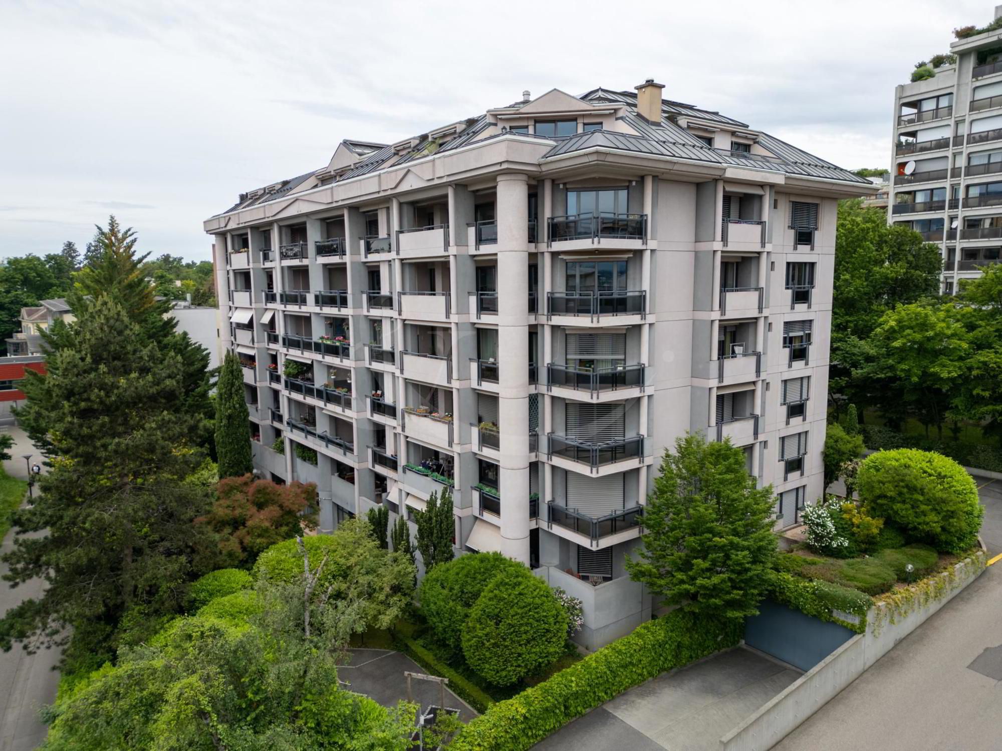 Apartment to renovate in a luxury condominium in Petit-Saconnex